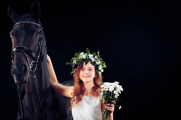 jeune fille avec son cheval - bride bouquet photos et images de collection