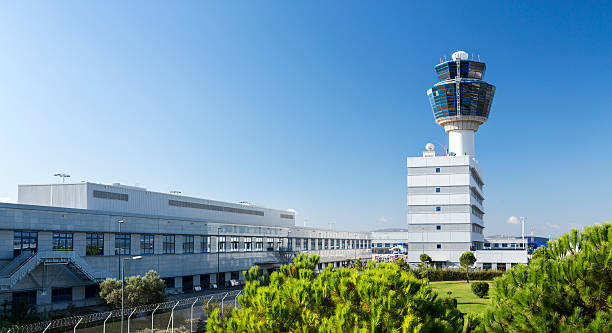 torre di controllo traffico aereo: aeroporto di atene, grecia - air traffic control tower foto e immagini stock