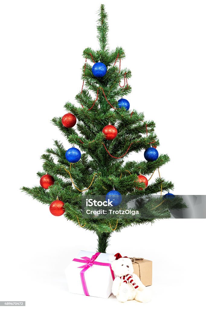 Foto de Árvore De Natal Decorada E Azul Com Bolas Vermelhas Sobre Fundo  Branco e mais fotos de stock de 2015 - iStock