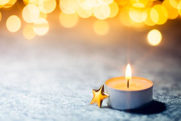 white christmas étoiles à la lumière des bougies de décoration or bokeh sans mise au point - tea light votive candle candle candlelight photos et images de collection