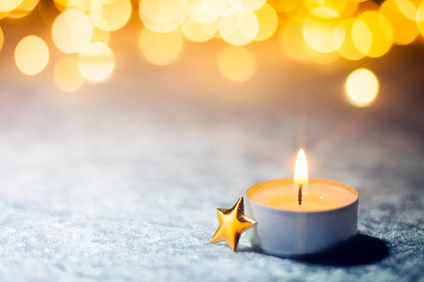 branco luz de velas com estrelas de natal, bokeh desfocado decoração gold - tea light votive candle candle candlelight - fotografias e filmes do acervo