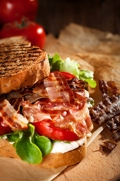 sándwiches sándwich; primer plano; enfoque diferencial - sandwich delicatessen bacon lettuce and tomato mayonnaise fotografías e imágenes de stock