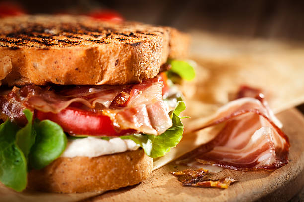 бутерброд blt — крупный план - sandwich delicatessen bacon lettuce and tomato mayonnaise стоковые фото и изображения
