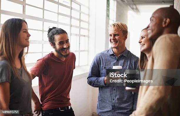 Entspannen Sie Sich Einfach Vor Dem Kurs Stockfoto und mehr Bilder von 20-24 Jahre - 20-24 Jahre, Afrikanischer Abstammung, Afro-amerikanischer Herkunft