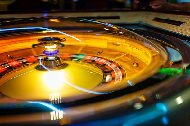 casino de la roulette électronique - roulette wheel photos photos et images de collection