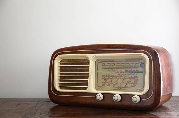 istock Antique radio (Italian) 489694931