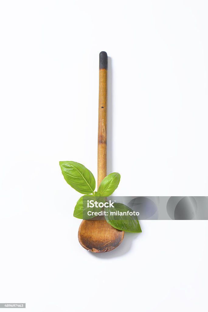 basil y la cuchara - Foto de stock de Albahaca libre de derechos
