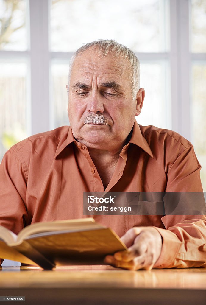 Homme âgé lisant un livre - Photo de Adulte libre de droits