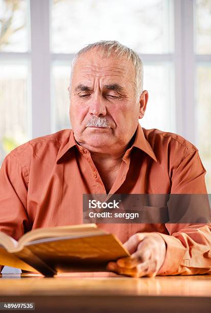 Foto de Senhor Idoso Lendo Um Livro e mais fotos de stock de Adulto - Adulto, Aposentadoria, Assistindo