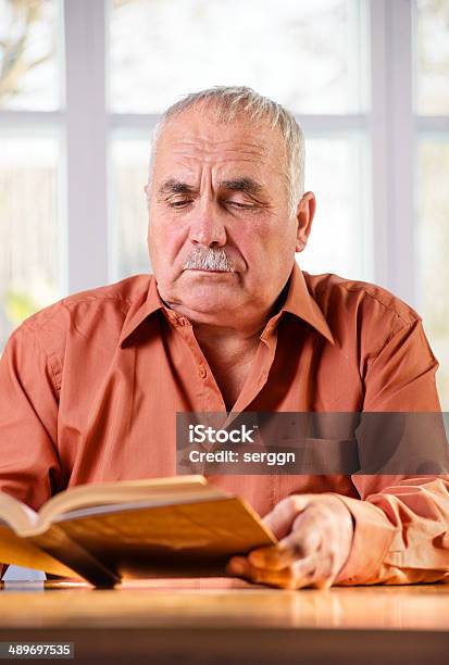 Пожилой Мужчина Читающий Книгу — стоковые фотографии и другие картинки Активный пенсионер - Активный пенсионер, В помещении, Вертикальный