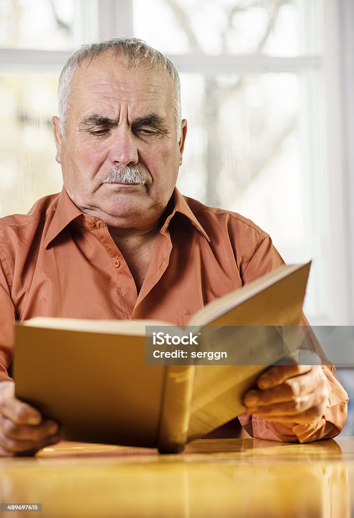 책을 읽는 노인 남자 - 로열티 프리 남자 스톡 사진