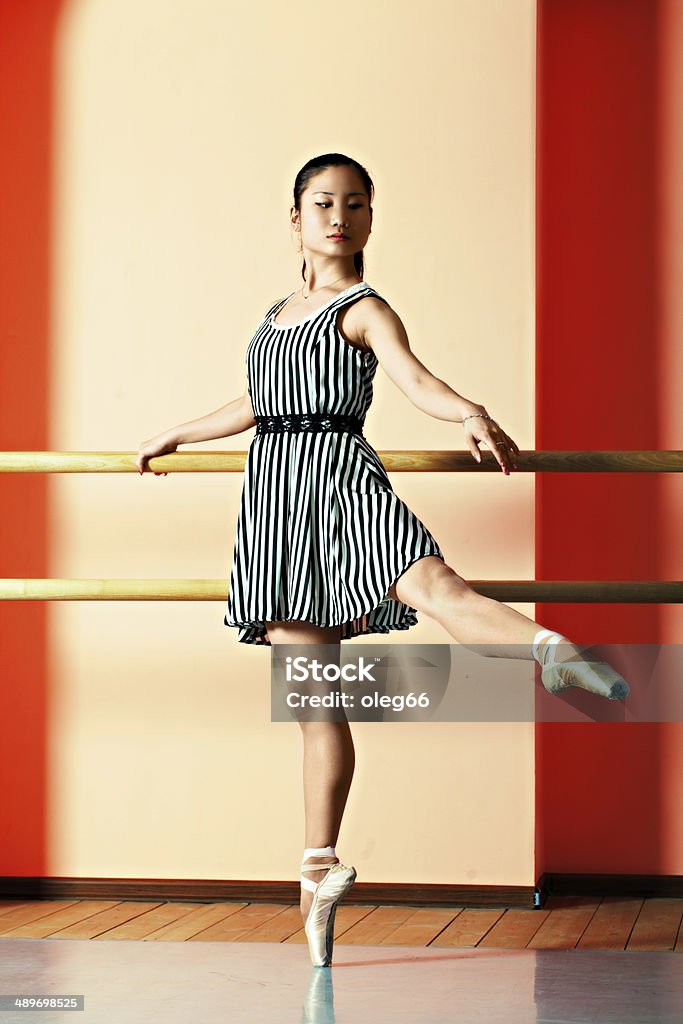 Bailarina na academia de ginástica - Foto de stock de Academia de ginástica royalty-free