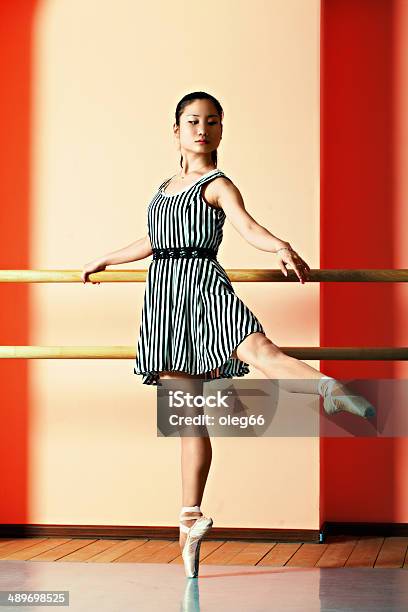 Foto de Bailarina Na Academia De Ginástica e mais fotos de stock de Academia de ginástica - Academia de ginástica, Adulto, Aeróbica