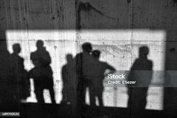 Sombra En La Pared De Cemento Foto de stock y más banco de imágenes de Sombra - Sombra, Sombra en primer plano, Personas