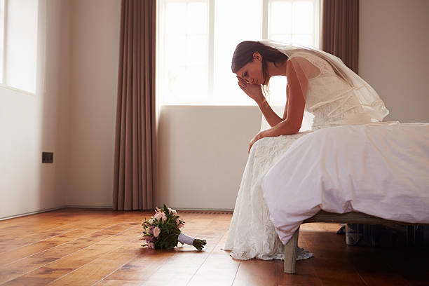 mariée dans la chambre à coucher avec deux fois avant de mariage - wedding dress wedding domestic room bride photos et images de collection