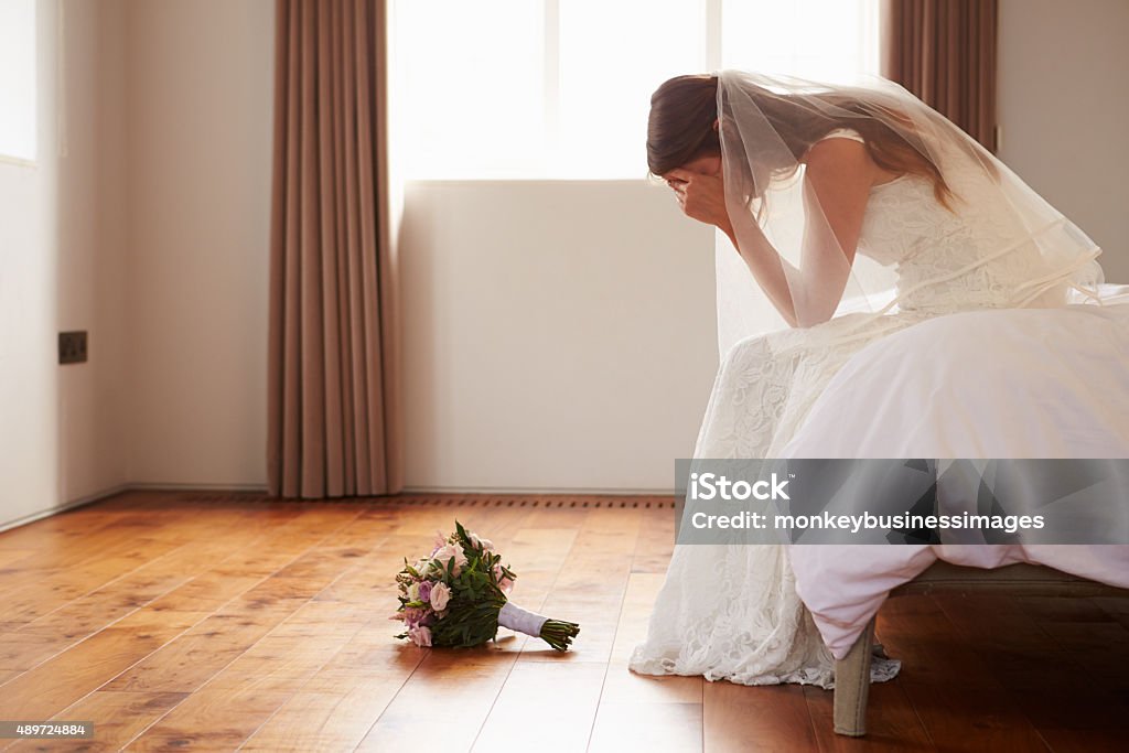 Braut im Schlafzimmer mit einem zweiten Gedanken vor der Hochzeit - Lizenzfrei Braut Stock-Foto