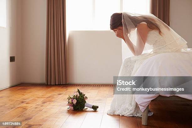 Braut Im Schlafzimmer Mit Einem Zweiten Gedanken Vor Der Hochzeit Stockfoto und mehr Bilder von Braut