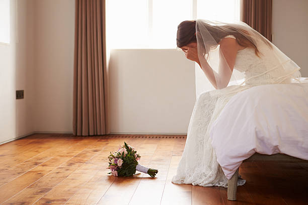 noiva no quarto com segunda pensamentos antes de casamento - garment emotional stress equipment household equipment imagens e fotografias de stock