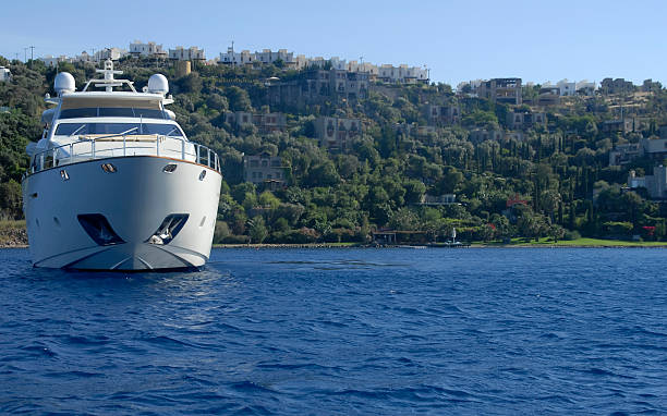 vue de face de moteur - yacht luxury front view ships bow photos et images de collection
