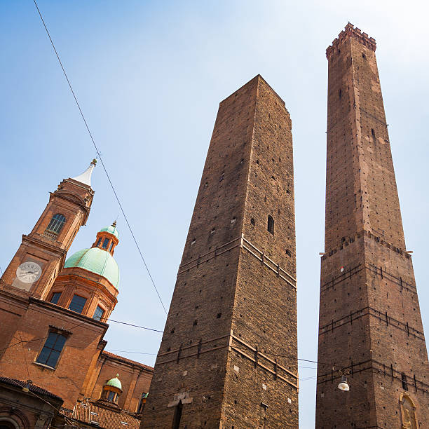 две башни в болонье - torre degli asinelli стоковые фото и изображения