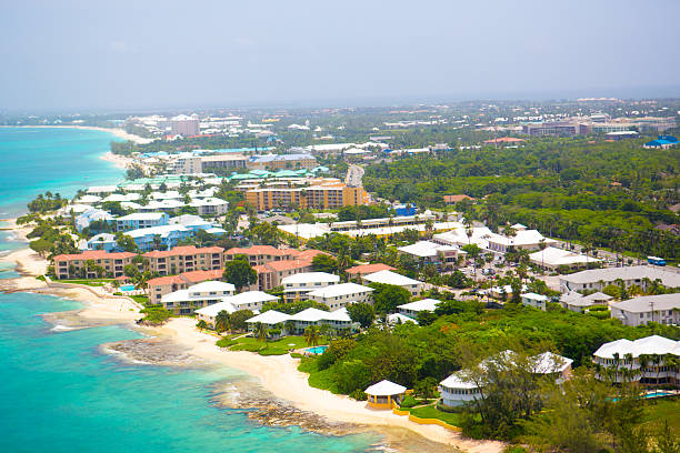 vue aérienne de littoral de l'île de grand cayman, îles caïmans - cayman islands photos et images de collection