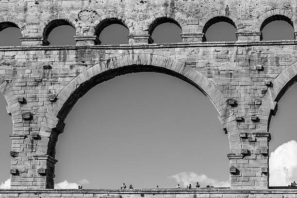 pont du gard in provenza, francia - aqueduct roman ancient rome pont du gard foto e immagini stock