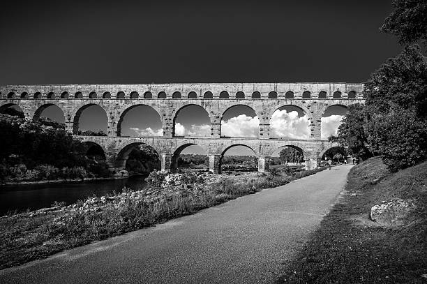 pont du gard en provence, francia - aqueduct roman ancient rome pont du gard fotografías e imágenes de stock
