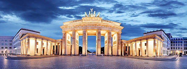 бранденбургские ворота в берлине, германия-панорама - berlin germany brandenburg gate germany monument стоковые фото и изображения
