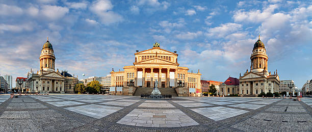 パノラマの広場、ジャンダルメンマルクトベルリンの一日 - berlin germany gendarmenmarkt schauspielhaus germany ストックフォトと画像