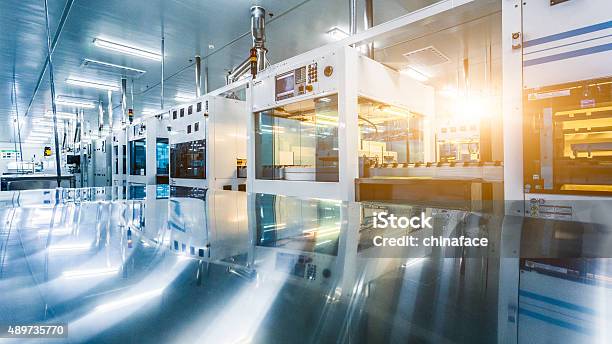 Solar Panel Manufacturing Stockfoto und mehr Bilder von Fabrik - Fabrik, Maschinenteil - Ausrüstung und Geräte, Herstellendes Gewerbe