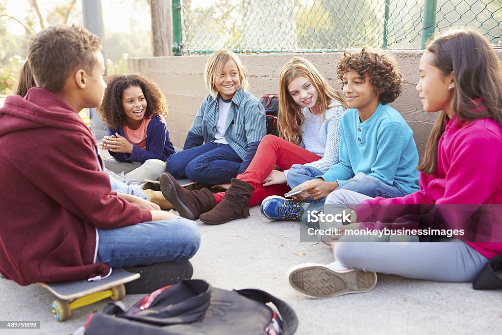 Gruppe von kleinen Kindern Hanging Out In Spielplatz - Lizenzfrei Reden Stock-Foto