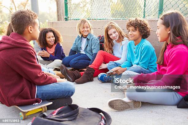 Gruppe Von Kleinen Kindern Hanging Out In Spielplatz Stockfoto und mehr Bilder von Reden