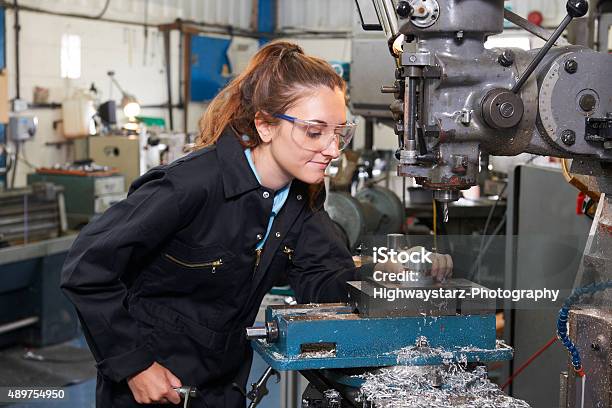 Aprendiz Mujer Ingeniero Trabajando En La Fábrica De Taladro Foto de stock y más banco de imágenes de Chica adolescente