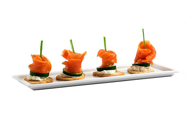 salmón y canapés - appetizer salmon smoked salmon cracker fotografías e imágenes de stock