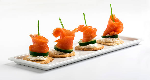 salmón y canapés - appetizer salmon smoked salmon cracker fotografías e imágenes de stock