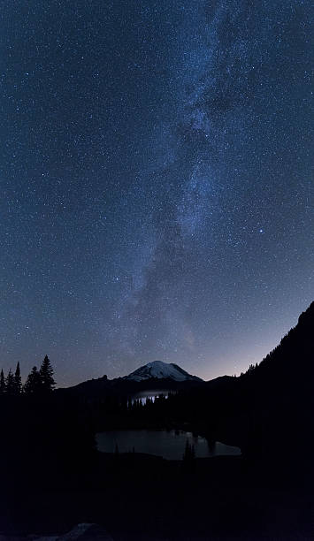 istock milky way over MT.Rainier in summer 489759546