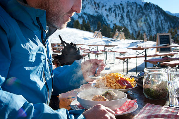 hora do almoço - bench winter snow mountain - fotografias e filmes do acervo