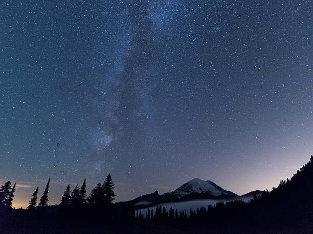 istock milky way over MT.Rainier in summer 489759756