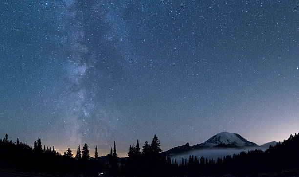istock milky way over MT.Rainier in summer 489759826