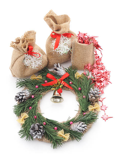 рождественский венок с сумки. - bow christmas ribbon red стоковые фото и изображения