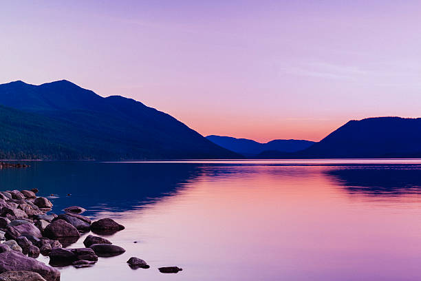 美しい夕暮れの湖のマクドナルド反射氷河国立公園モンタナ - montana mountain mcdonald lake us glacier national park ストックフォトと画像
