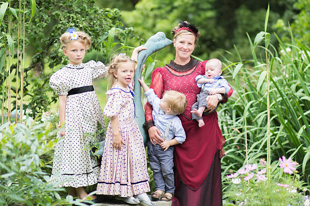 matka i jej dzieci - little girls victorian style wig costume zdjęcia i obrazy z banku zdjęć