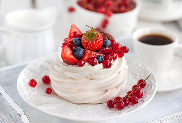 pavlova torta di meringa con frutti di bosco freschi - currant red fruit food foto e immagini stock