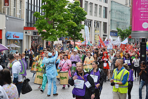 liverpool orgulho - standing out from the crowd expressão inglesa - fotografias e filmes do acervo