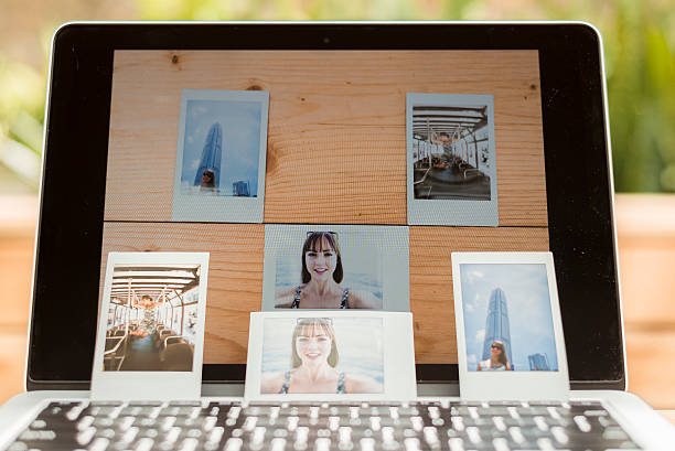 istock Self-portarit photos expose on a Laptop 489767488