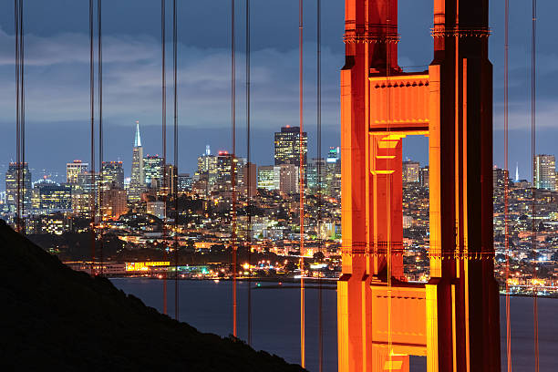 golden gate bridge und die skyline von san francisco, kalifornien, usa - orange golden gate bridge tower suspension bridge stock-fotos und bilder