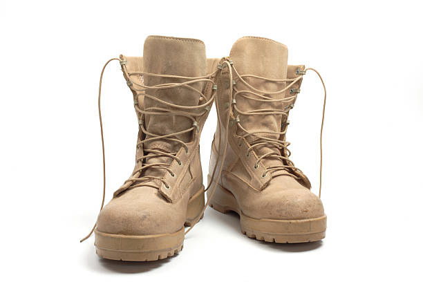 пустыня армейские ботинки, изолированных - military boots с�токовые фото и изображения
