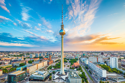 panorama de la ciudad de Berlín con TV tower at sunset, Alemania photo