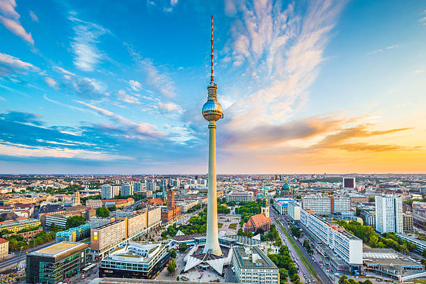 panorama de la ville de berlin avec tour au coucher du soleil, en allemagne - berlin germany germany antenna skyline photos et images de collection