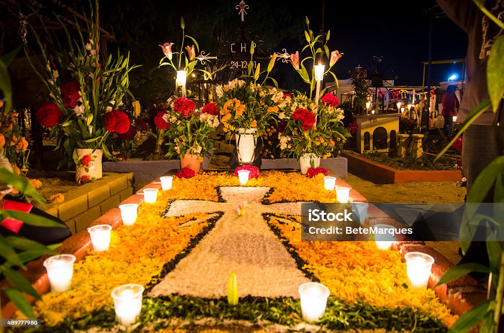 Decorated tomb in the cemetery of Xoxocoatlan, Mexico - Royaltyfri Alla helgons dag Bildbanksbilder